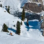 Alaska Cortina Отель 4*