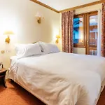 Alaska Cortina Hotel