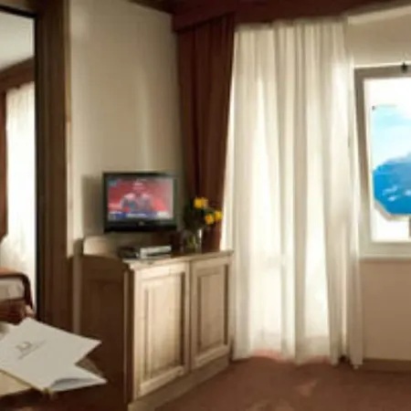 Hotel Alaska Cortina 4*