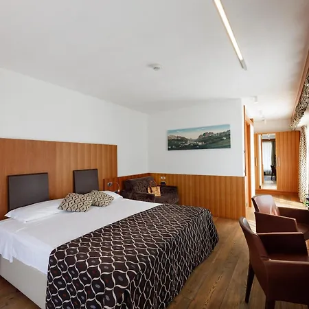 Hotel Alaska Cortina