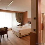 Alaska Cortina Hotel
